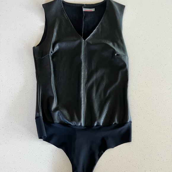 Commando Faux Leather V Neck Bodysuit in Black. Medium. - Picture 4 of 4